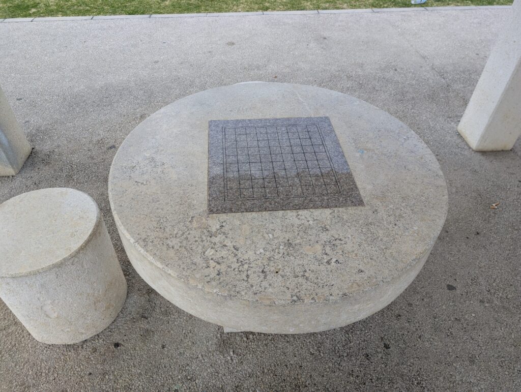 【沖縄・北谷】奈留川西公園　東屋　将棋盤