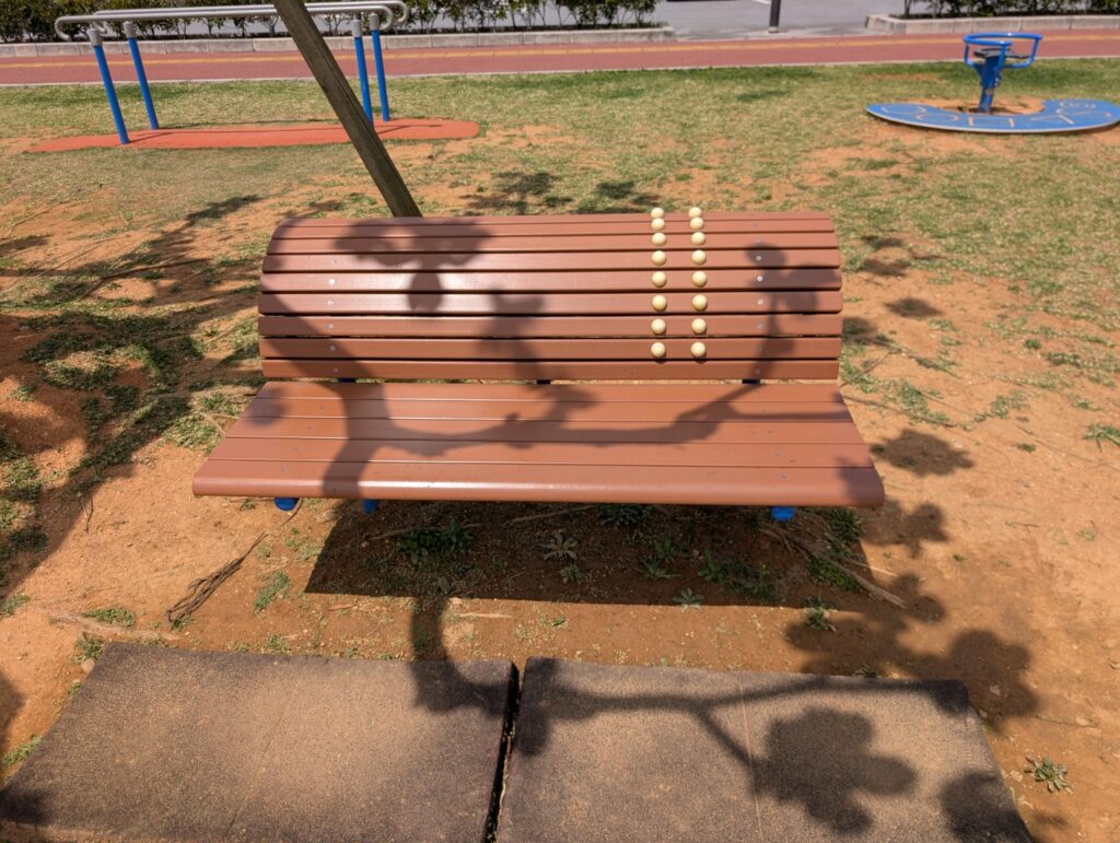 【沖縄・北谷】奈留川西公園　背筋ツボ押しベンチ