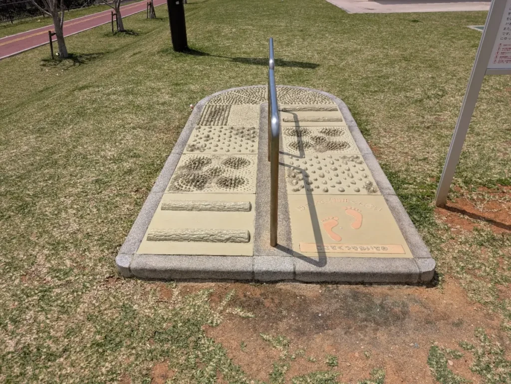 【沖縄・北谷】奈留川西公園　足つぼロード