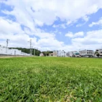 【沖縄・北谷】奈留川西公園 グランドと青空の写真